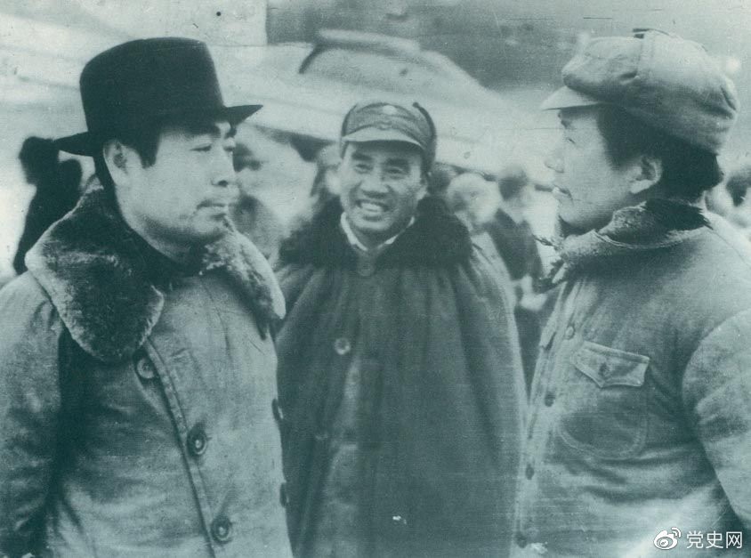 1945年11月11日，毛泽东、朱德赴延安机场迎接从重庆回来的周恩来。