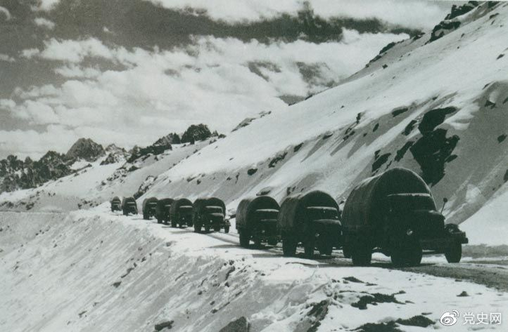 1954年12月，贯通”世界屋脊”的康藏、青藏两条公路全线正式通车。图为行驶在康藏公路上的车队。